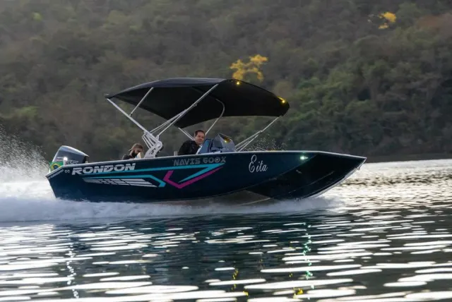 Navis 600X azul com toldo em velocidade no lago, vista de proa