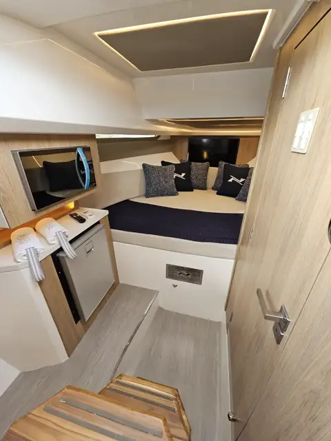Acesso à cabine, com porta do banheiro à direita