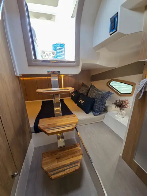 Cama de meia-nau com janela para a água