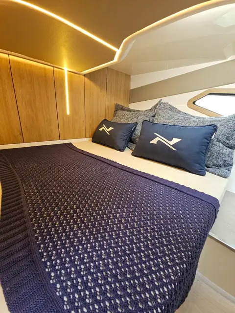 Cama de casal da cabine com iluminação indireta
