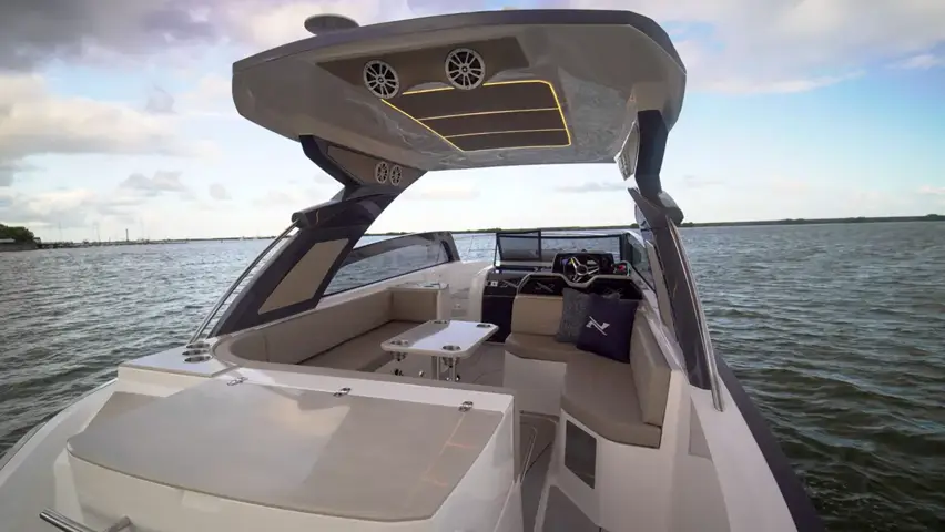 Cockpit com mesa, sofás em U e hardtop com som e luz de LED