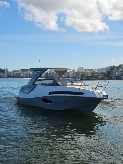NX 310 Impact ancorada, vista de proa