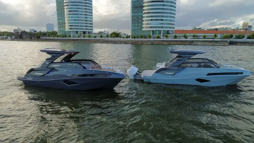 Duas NX 310 Impact lado a lado na água