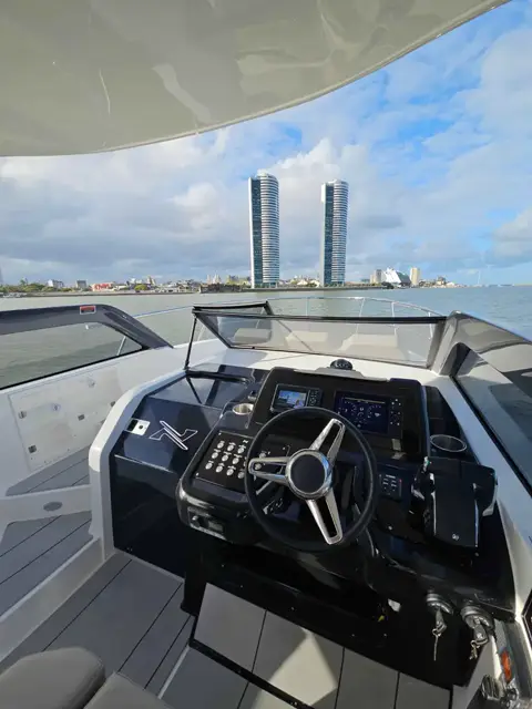 Posto de comando com volante e telas multifuncionais